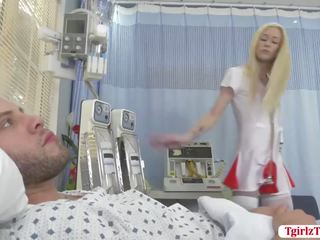 Blondīne shemale medmāsa jenna gargles slurps un fucks pacienti peter