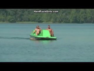 Titted شقراء مارس الجنس شاق في ل قارب بواسطة اثنان ترصيع