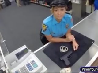 Μεγάλος κώλος αστυνομία αξιωματικός αποστεωμένα με pawn άνθρωπος στο ο pawnshop