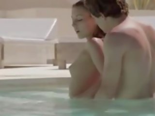 Overlegen følsom kjønn film i den swimmingpool