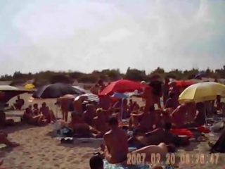Milfka satie člen na nudista pláž