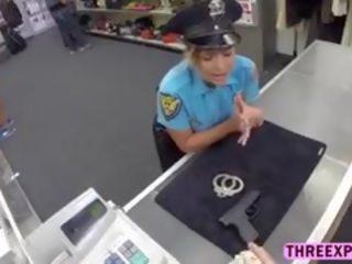 Seksi petugas polisi wanita video dia sempurna tubuh