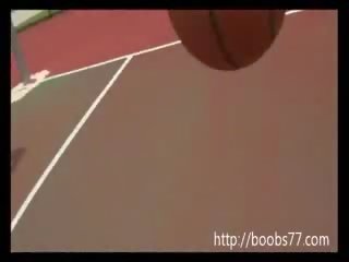 Charmig tjej juggs ut på basketboll domstol