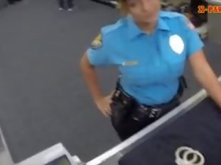 Hatalmas csöcsök rendőr tiszt szar nál nél a pawnshop mert pénz