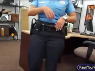 Latine police officier baisée par pawn bloke en la coulisses