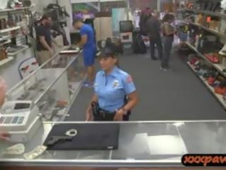 Besar tetek latina petugas polisi petugas pawned dia alat kemaluan wanita untuk mendapatkan uang tunai