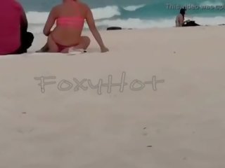 Mostrando el culo en tanga por la playa y calentando a hombres&comma; solo dos se animaron a tocarme&comma; film completo en Xvideos RED