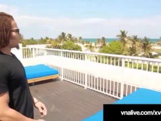 المرأة الجميلة كبيرة أنجلينا castro غير قصفت في الفندق roof - vnalive.com!