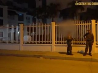אוומייגוד גדול תחת קולומביאני משטרה קצין מקבל מזוין על ידי א זָר