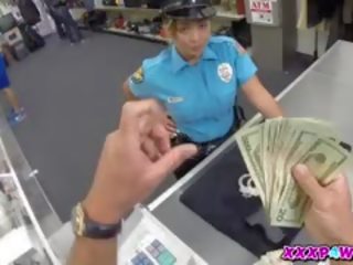 Kekasih polis try kepada pawn beliau senapang